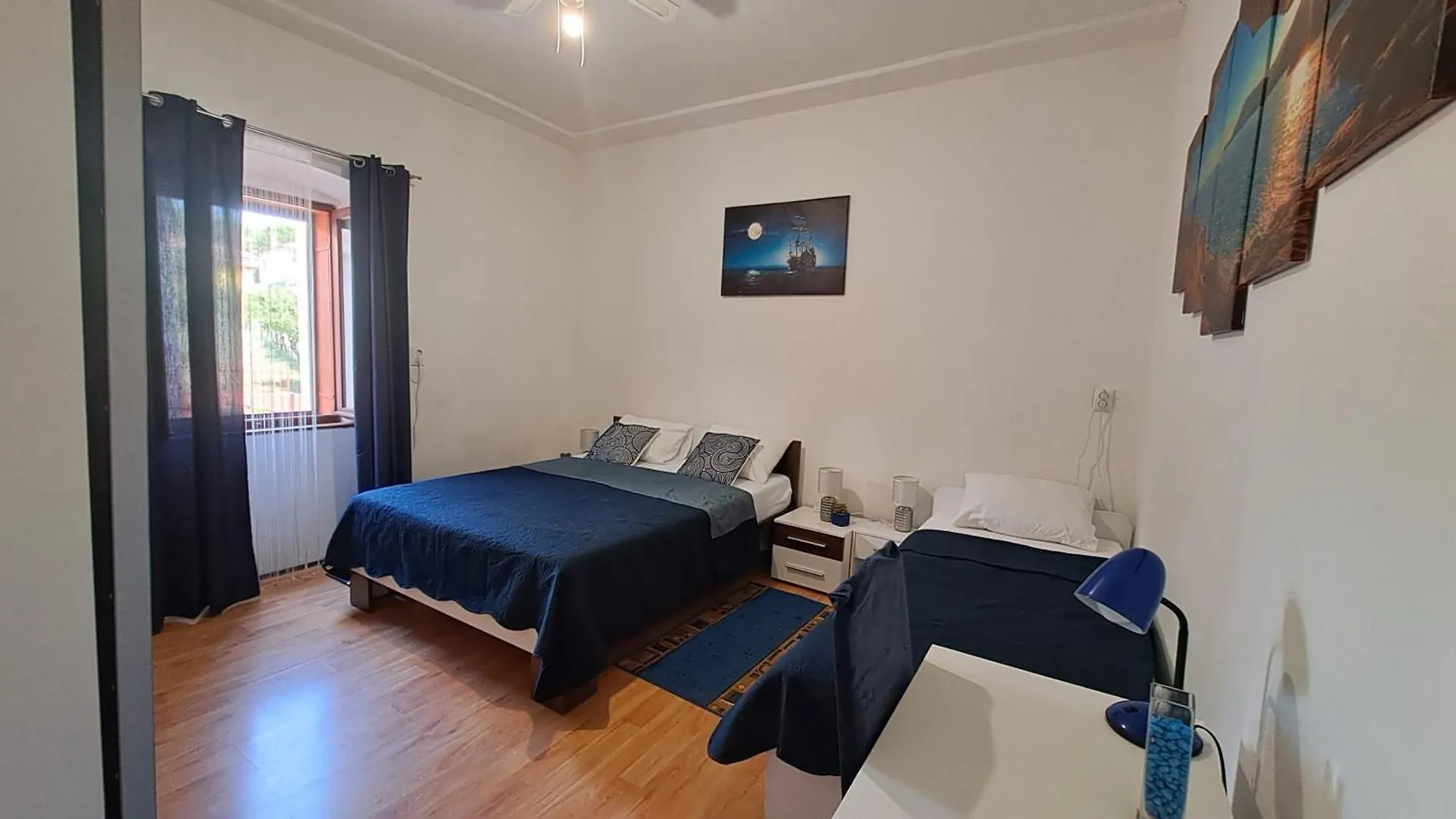 Red Blue With Private Parking And Gray Blue Apartment Pula