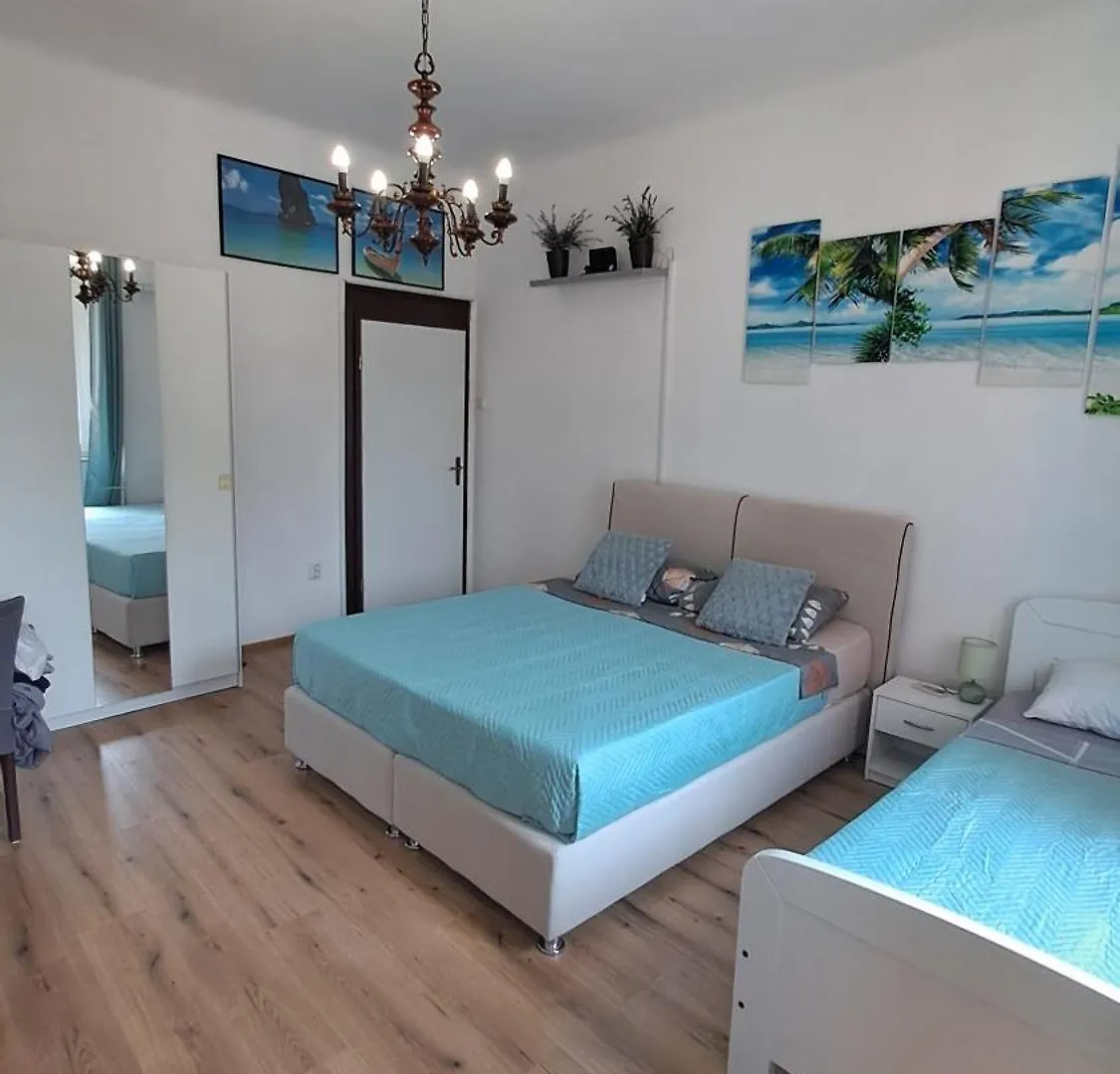 Red Blue With Private Parking And Gray Blue Apartment Pula